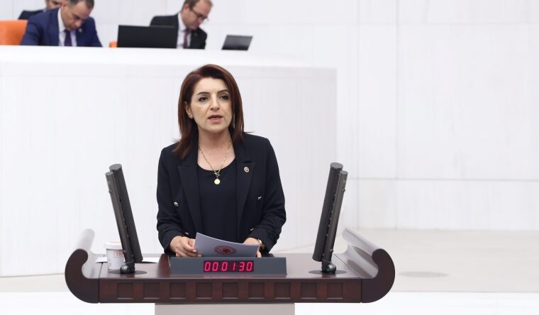 GÜLCAN KIŞ: “SENDİKAL HAKLAR RAPORUNDA DİBE VURDUK, BAKAN HÂLÂ ‘MEVZUAT VAR’ DİYOR!”