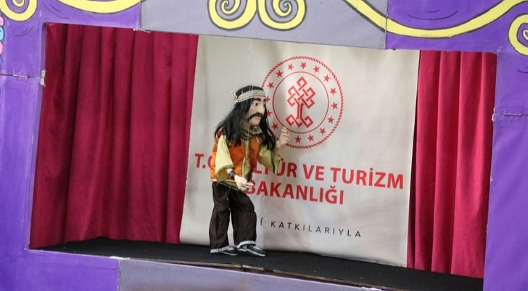 POZANTI’DA KUKLA HACIVAT-KARAGÖZ OYUNU SERGİLENDİ