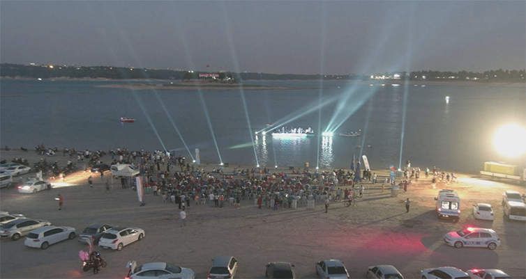 GÖL ÜZERİNDE KONSER…