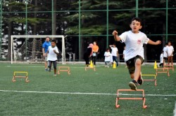 BÜYÜKŞEHİR ANTRENÖRLERİ, KÖY KÖY GEZEREK ÇOCUKLARI SPORA YÖNLENDİRİYOR