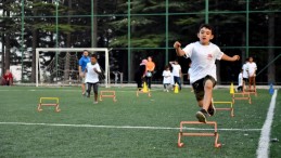 BÜYÜKŞEHİR ANTRENÖRLERİ, KÖY KÖY GEZEREK ÇOCUKLARI SPORA YÖNLENDİRİYOR