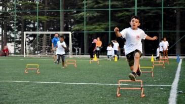 BÜYÜKŞEHİR ANTRENÖRLERİ, KÖY KÖY GEZEREK ÇOCUKLARI SPORA YÖNLENDİRİYOR