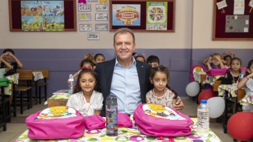 ÖĞRENCİLERİN İLK ÇANTASI BU YIL DA BAŞKAN SEÇER’DEN