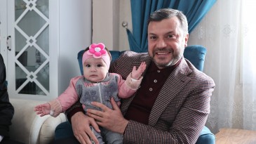 YÜREĞİR’DE YENİ DOĞAN BEBEKLERE ‘HOŞ GELDİN’ HEDİYESİ