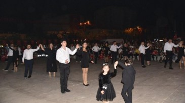 BELEDİYE ÇALIŞANLARINDAN VALS GÖSTERİSİ