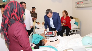 BAŞKAN KOCAİSPİR SÜNNET OLAN ÇOCUKLARI ZİYARET ETTİ