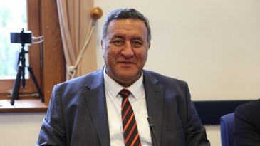 GÜRER: ”ÖĞRETMEN ÖNLÜK DEĞİL İKRAMİYE BEKLİYOR”