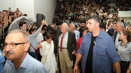 ADANALILAR İLBER ORTAYLI’YI DİNLEMEK İÇİN ASKİ ATATÜRK SPOR SALONU’NA AKIN ETTİ