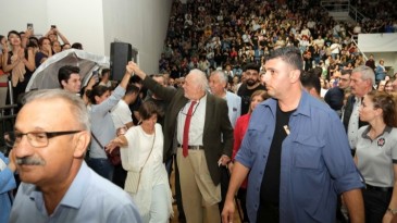 ADANALILAR İLBER ORTAYLI’YI DİNLEMEK İÇİN ASKİ ATATÜRK SPOR SALONU’NA AKIN ETTİ