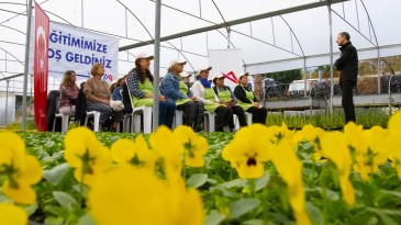 KADINLAR, SÜS BİTKİLERİNİ BUDAMAYI ÖĞRENİYOR