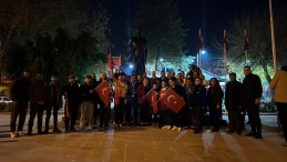 ATATÜRK İÇİN GECE SAATLERİNDE SOKAKLARA İNDİLER