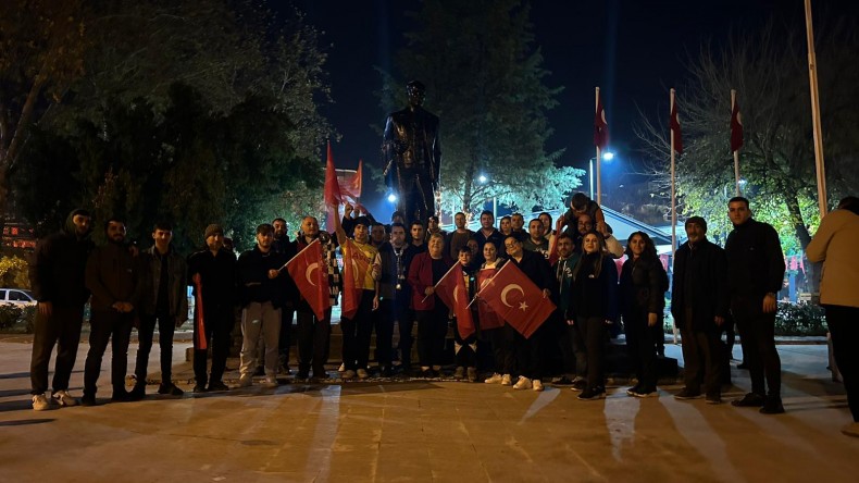 ATATÜRK İÇİN GECE SAATLERİNDE SOKAKLARA İNDİLER