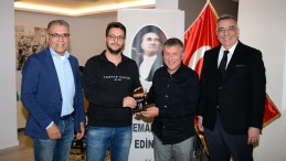 DİŞ HEKİMLİĞİ MESLEĞİNİN YOL GÖSTERİCİLERİNE ONUR PLAKETİ