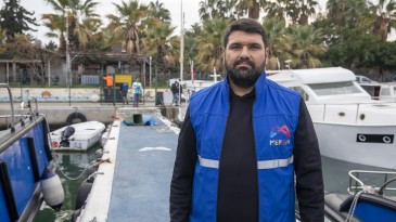KARAYA VURAN KÖPEK BALIĞI’NI BÜYÜKŞEHİR EKİPLERİ ÇIKARDI