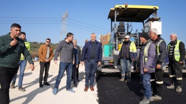 CEYHAN SARIMAZI’DA İSTİNAT DUVARI YAPILIYOR, 19 KM’LİK YOL YENİLENİYOR