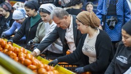 BAŞKAN SEÇER NARENCİYE İŞÇİLERİYLE BİR ARAYA GELDİ