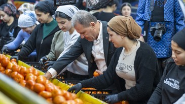 BAŞKAN SEÇER NARENCİYE İŞÇİLERİYLE BİR ARAYA GELDİ