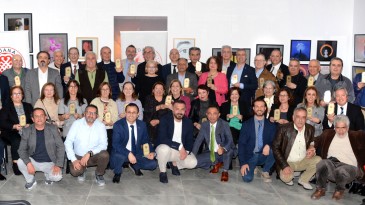 MESLEĞİNDE 50-40 VE 30 YILINI DOLDURAN HEKİMLERE PLAKET