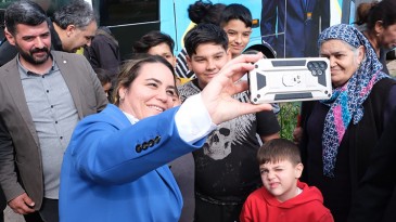 AYYÜCE TÜRKEŞ KÖŞE BUCAK GEZİYOR