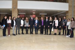 ADANA BAROSUNDAN ADLİYEDE KADINLARA “8 MART” KARANFİLİ