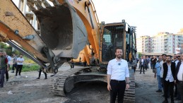 BAŞKAN KADİR AYDAR MAKAMA GEÇMEDEN İŞ MAKİNESİNE BİNDİ