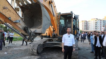 BAŞKAN KADİR AYDAR MAKAMA GEÇMEDEN İŞ MAKİNESİNE BİNDİ