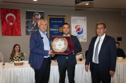 BAŞKAN ZEYDAN KARALAR’A, SEYHAN ROTARY KULÜBÜ’NDEN ÖDÜL