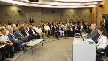 VALİ KÖŞGER SEYHANLI MUHTARLARLA GÖRÜŞTÜ