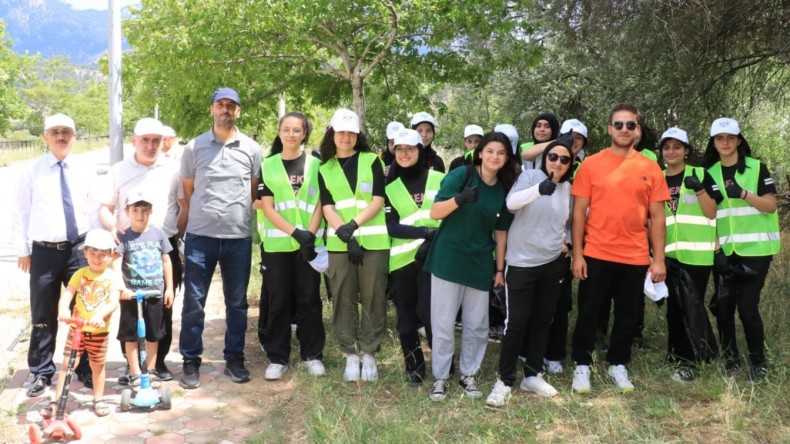 DÜNYA ÇEVRE GÜNÜNDE POZANTI ÇÖP TOPLAMA ETKİNLİĞİ DÜZENLEDİ