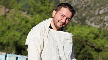 ANAVARZA BAL’DAN YENİ BAŞLAYACAK ARICILARA ANLAMLI DESTEK