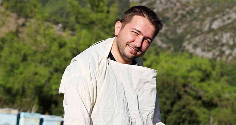 ANAVARZA BAL’DAN YENİ BAŞLAYACAK ARICILARA ANLAMLI DESTEK