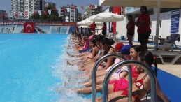 ÇUKUROVA’DA ÜCRETSİZ YÜZME EĞİTİMLERİ SÜRÜYOR