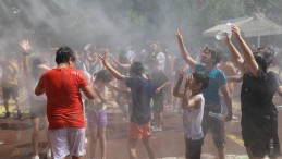 ADANA BÜYÜKŞEHİR BELEDİYESİ’NDEN MİNİKLERE SERİNLETEN SÜRPRİZ