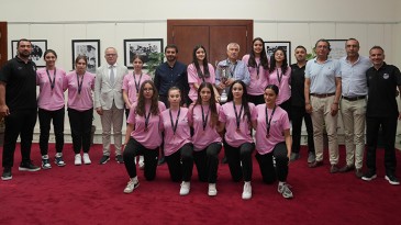 ŞAMPİYON KIZLAR KUPAYI ZEYDAN KARALAR’A GETİRDİ