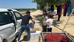 YÜREĞİR’DE MEVSİMLİK TARIM İŞÇİSİ KADINLARA HİJYEN SETİ