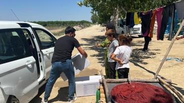 YÜREĞİR’DE MEVSİMLİK TARIM İŞÇİSİ KADINLARA HİJYEN SETİ