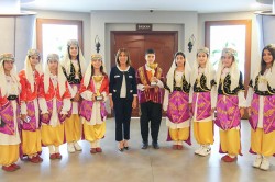 KUPALARINI BAŞKAN OYA TEKİN’E ARMAĞAN ETTİLER