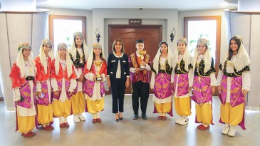 KUPALARINI BAŞKAN OYA TEKİN’E ARMAĞAN ETTİLER