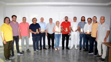 SİYASİLER DEĞİL AMA DOKTORLAR BİRBİRLERİNE PLAKET VERDİ…