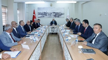 VALİ KÖŞGER YAKLAŞAN EĞİTİM-ÖĞRETİM YILI HAZIRLIKLARIYLA İLGİLİ BİLGİ ALDI