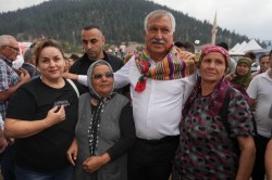 ZEYDAN KARALAR, ÇİÇEKLERLE, BÜYÜK SEVGİ VE COŞKUYLA KARŞILANDI