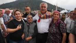 ZEYDAN KARALAR, ÇİÇEKLERLE, BÜYÜK SEVGİ VE COŞKUYLA KARŞILANDI