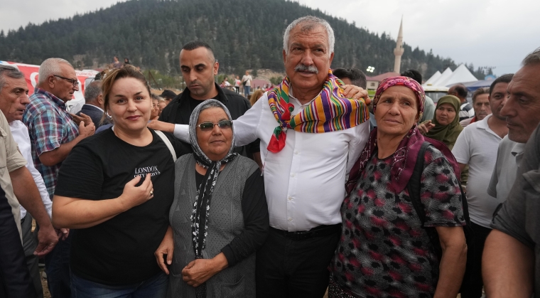 ZEYDAN KARALAR, ÇİÇEKLERLE, BÜYÜK SEVGİ VE COŞKUYLA KARŞILANDI