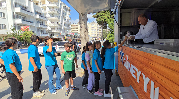 YUMURTALIK BELEDİYESİ’NDEN ÖĞRENCİLERE ÜCRETSİZ ÇORBA…