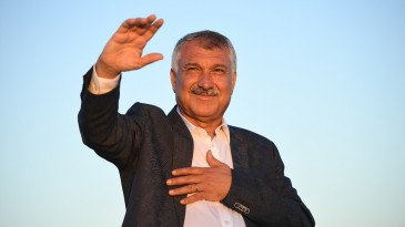 BİR YANDA ALTIN KOZA, BİR YANDA DEV HİZMETLER