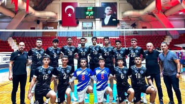 SEYHANLI ERKEK VOLEYBOLCULARDA GALİBİYET SEVİNCİ