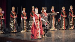 ÇERKES DANS VE MÜZİK RÜZGARI: OŞAD, ADANA’DA İLK KEZ SAHNE ALDI