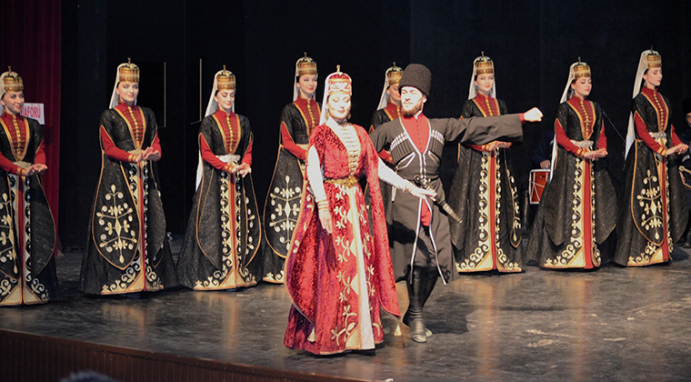 ÇERKES DANS VE MÜZİK RÜZGARI: OŞAD, ADANA’DA İLK KEZ SAHNE ALDI