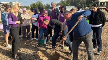 BEBEKLER VE AİLELERLE BİRLİKTE GELENEKSEL OLARAK PASTA KESİLDİ