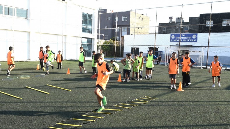 SEYHAN BELEDİYESİ SPOR OKULLARINDA DURMAK YOK